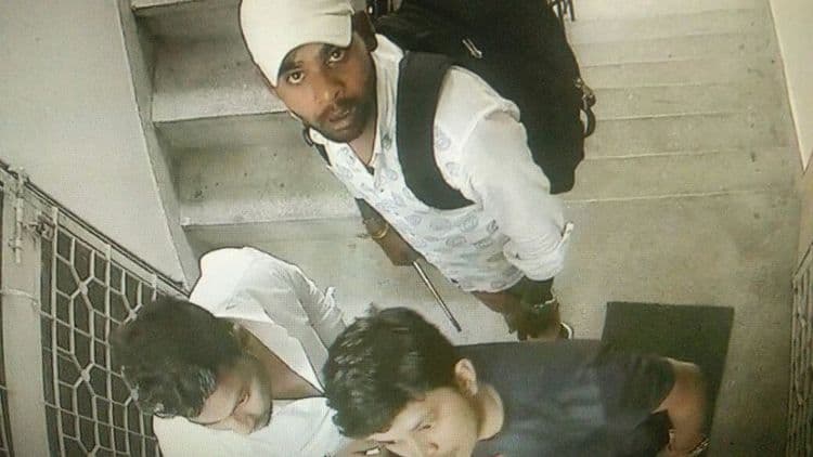 व्हिडिओ- दिवसाढवळ्या चोरी करताना CCTV मध्ये कैद झाले हे चोर