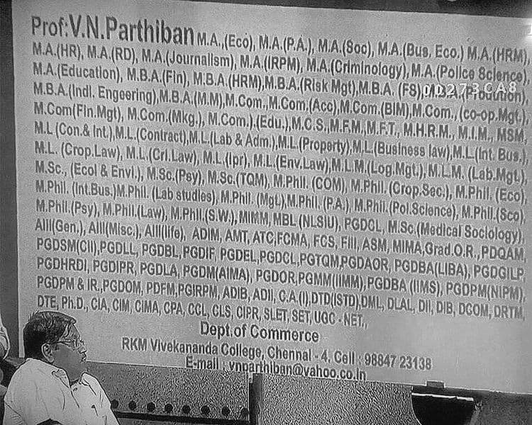 बापरे, या प्राध्यापकाकडे आहेत चक्क १४५ डिग्र्या?