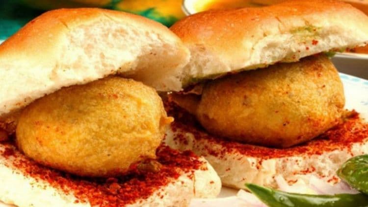 मुंबईतल्या मस्त आणि चविष्ट वडापावची यादी ट्विटरवर पोस्ट होत आहे. तुमचा आवडता वडापाव आहे का इथे पाहा आणि तुमचीही यादी द्या!!