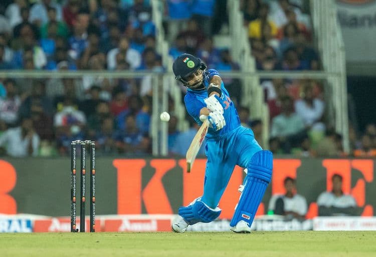 ४००० धावा करत विराट ठरलाय टी -२० क्रिकेटचा किंग! पाहा कोण आहे टॉप -५ फलंदाजांच्या यादीत...
