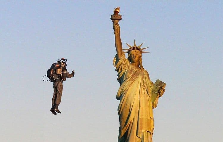 कार - बाईकचा जमाना संपला... आता जेटपॅक अडकवून उडायला लागा !!!