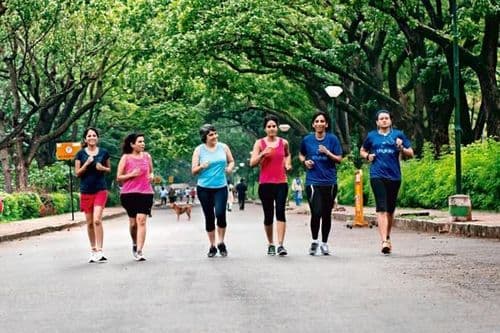 ३. अतिश्रमाने येणारा थकवा पण नियमित लसूण सेवन केल्यास कमी होतो. हृदयाचे आकुंचन प्रसरण काबूत ठेवण्याचे कामही लसूण करते. सतत कामानिमित्त हालचाल करणार्यांना याचा विशेष फायदा होतो. उदाहरणार्थ , मॅरॅथॉनमध्ये धावणार्या लोकांना याचा फायदा होतो.