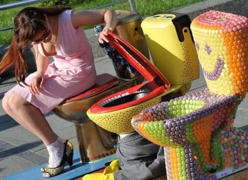 ३. दुसऱ्यांच्या घरात वाकून बघू नये म्हटलं !!