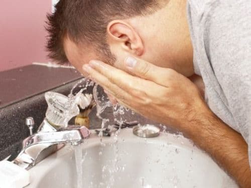 २. थंड पाण्याचा शिडकाव