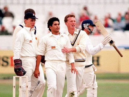 ४. काउंटी चॅम्पियनशीप मध्ये खेळणारा सचिन हा सर्वात तरुण क्रिकेटर होता.