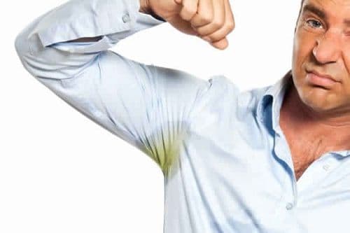 कापड्यांवरचे डाग घामाचे नाहीत बरं...जाणून घ्या कशाने हे डाग पडतात आणि ते काढायचे कसे!!