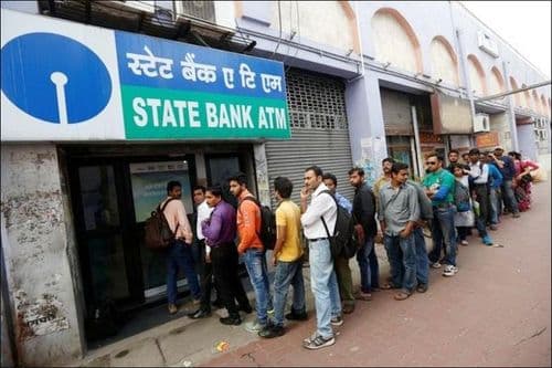 २. जिथे माणसांची नेहमीच येजा असते तिथेव सहसा स्कीमर्स लावता येत नाहीत. तुरळक माणसं फिरकत असलेल्या ठिकाणी स्कीमर्सचा अधोका असू शकतो. बँकेच्या ATM मधून किंवा गर्दीच्या ठिकाणी असलेल्या ATM मधून पैसे काढणे कधीही सुरक्षित असते.