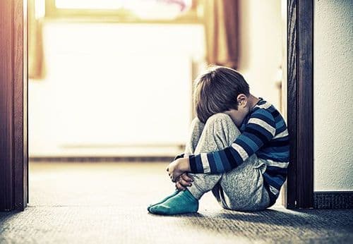 ७. बऱ्याचदा मानसिक ताणतणावामुळे असे होऊ शकते. असे आढळून येते की, मानसिक तणाव एखाद्या दिवशी जास्त असेल तर मूल अंथरूण हमखास ओले करते आणि मानसिक तणाव अजिबात नसेल तर मात्र असे होत नाही.