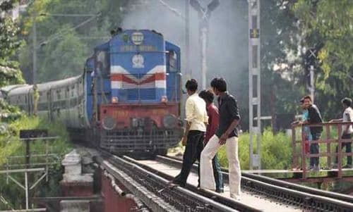 समोर माणूस दिसत असूनही ट्रेन थांबत का नाही.