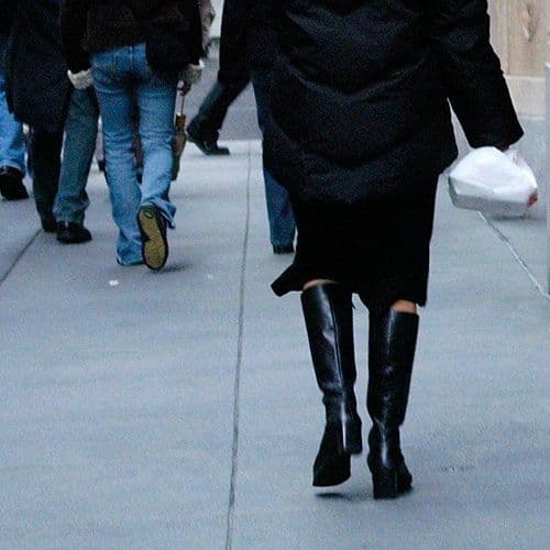 ६. कॅलिफोर्नियाच्या रिव्हरसाईड भागात सकाळी ११ ते १ वाजेच्या दरम्यान रस्त्यावरून जेवण घेऊन फिरण्यास मनाई आहे.