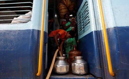 औरंगाबादच्या गावातली मुलं आजही १४ किलोमीटरचा प्रवास करून गावात पाणी आणत आहेत !!