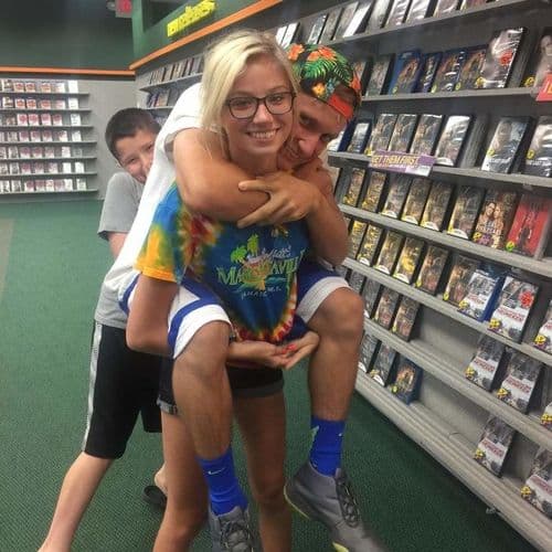 २. ते पाय कोणाचे आहेत?