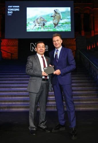 कोण आहे तो फोटोग्राफर?