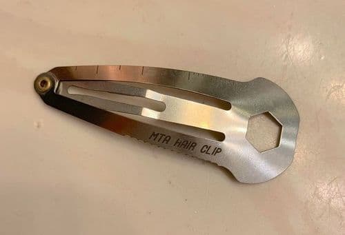 १. केसांची क्लिप, मोजपट्टी, पाना आणि आणखी काय काय?