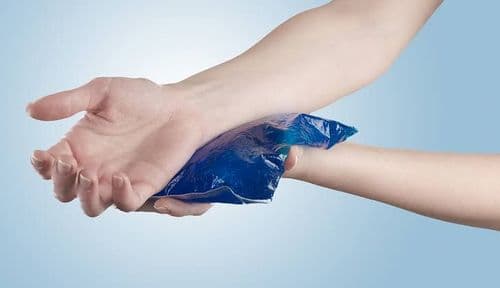 जखम, सूज, मुका मार यांच्यावर बर्फाचा शेक देताय? मग त्या मागचं शास्त्र एकदा वाचून घ्या!!