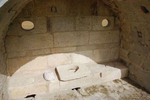 प्राचीन फ्रेंच शौचालय – फ्रेंच मध्येही दगडी शौचालयच वापरले जात असे