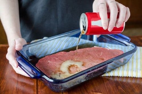 २६. स्वयंपाकघरात मटण मऊ करण्यासाठी मीट टेंडरायझर म्हणून कोक वापरा. त्यामधील अॅसिडमुळे मटण, मांस हे लवकर मऊ होतात व शिजतात.