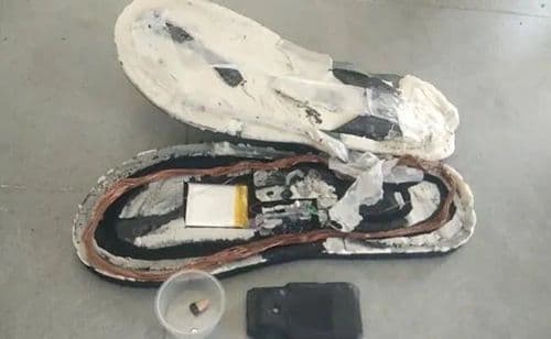 १) ब्लुटूथ लावलेले स्लीपर घालून कॉपी