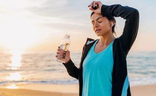 ७) नियमित पाणी पिणे