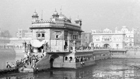 ४. मोहिमेच्या पहिल्या दिवशी (१ जून) सैन्याने सुवर्ण मंदिराच्या प्रसिद्ध गुरु रामदास लंगरवर हल्ला केला. या हल्ल्यात ८ ते १० लोक मारले गेले.