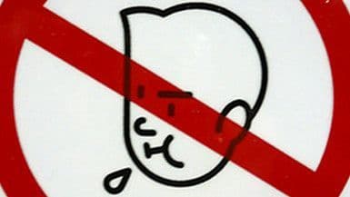 ४. थायलंडमध्ये रस्त्यावर च्युईंग गम खाऊन थुंकल्यास तब्बल ६०० डॉलर्सचा दंड आहे.