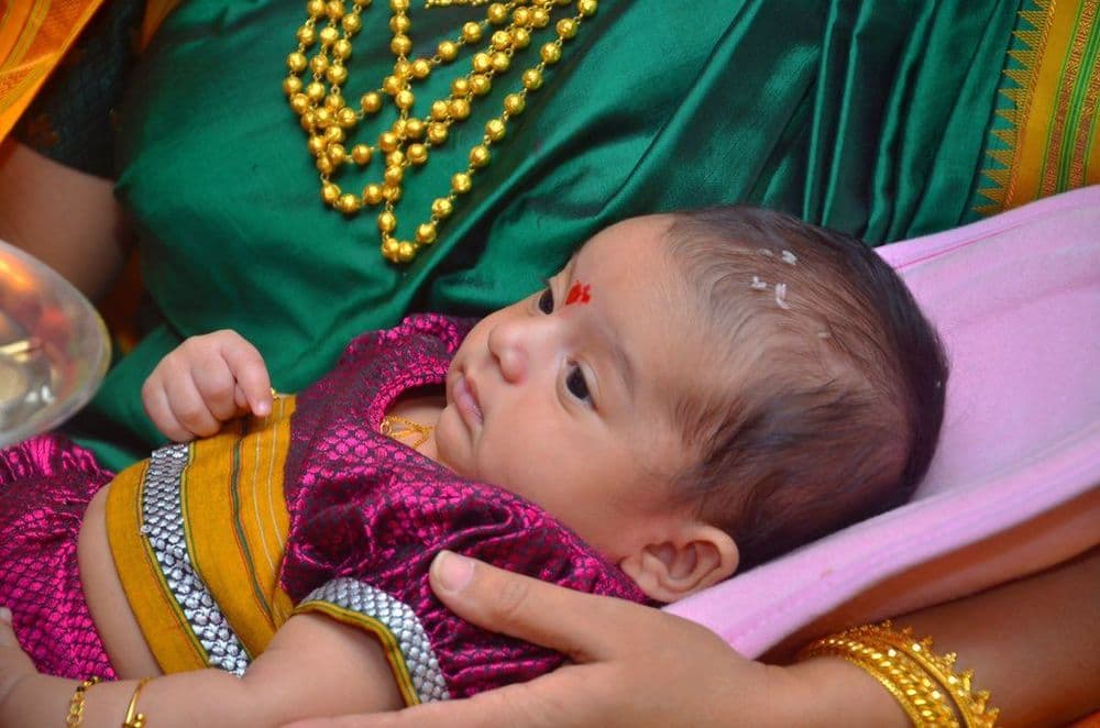 छकुल्याच्या छकुलीचं बारसं...पाहा एकदम मराठमोळं असं काय नांव ठेवलंय ते !!