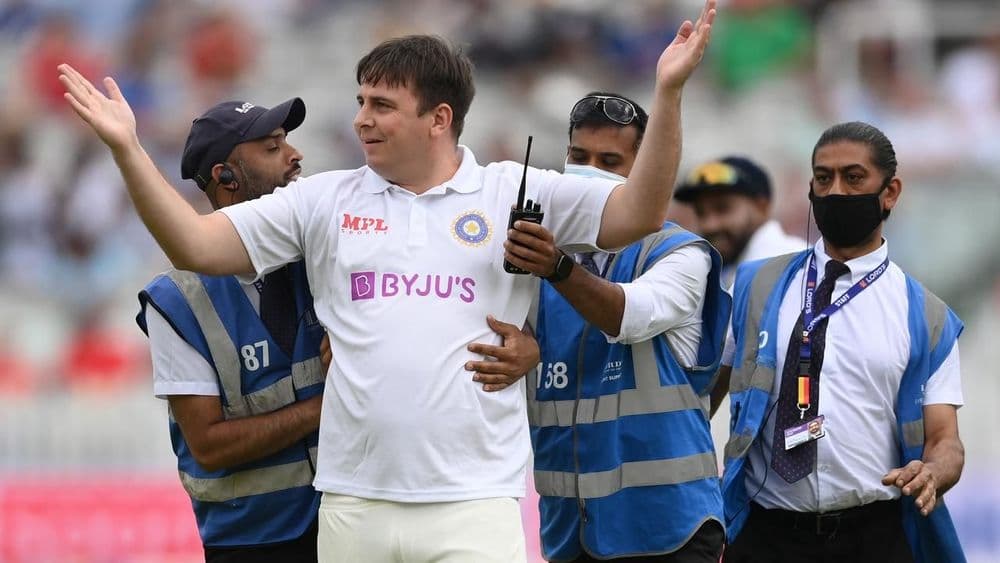 काल विराट कोहलीच्या जागी बॅटिंग करायला कोण आला होता पाहिलं ना? जार्व्हो परत आलाय