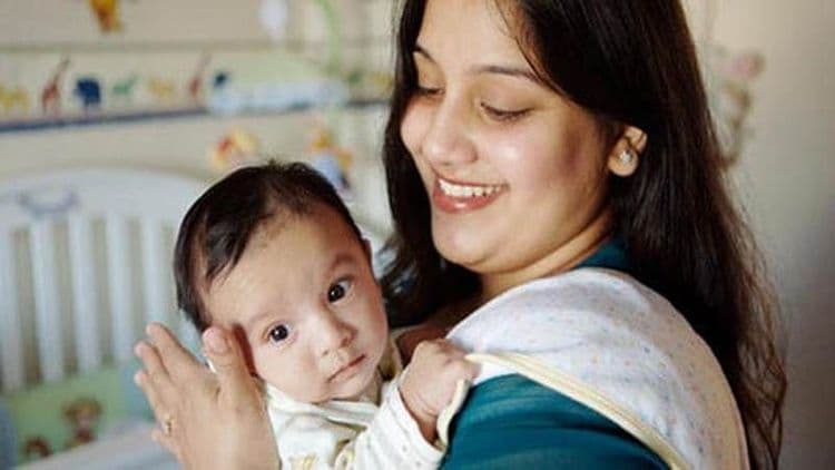 आपण बाळाला नेहमी डाव्या बाजूलाच का घेतो ? जाणून घ्या यामागचं शास्त्रीय कारण !!