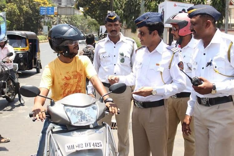 ट्रॅफिक पोलिसांना चिरीमिरी देण्याआधी या १० महत्वाच्या गोष्टी जाणून घ्या !!