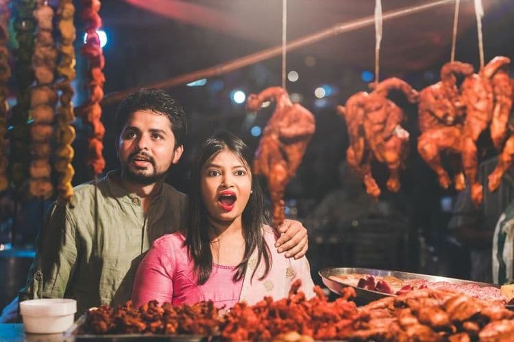 पाहा या जोडप्याने आवड आणि प्री-वेडिंग शूटचा कसा मस्त मेळ साधला..