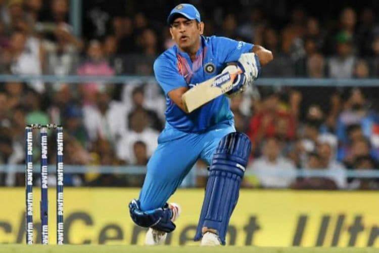 ३. कार्डिफच्या T-20 मध्ये विम्बल्डनचे फोर-हँड वापरून चौकार ठोकणारा धोनी हा एकमेव बॅट्समन आहे.