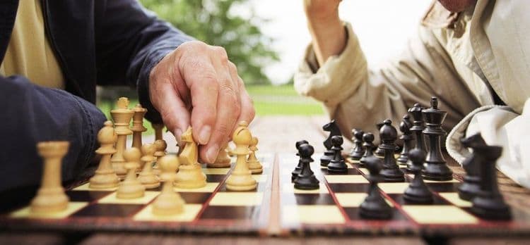 जागतिक बुद्धिबळ दिन म्हणजे काय ? बुद्धिबळ खेळणे का गरजेचे आहे ? जाणून घ्या मंडळी !!