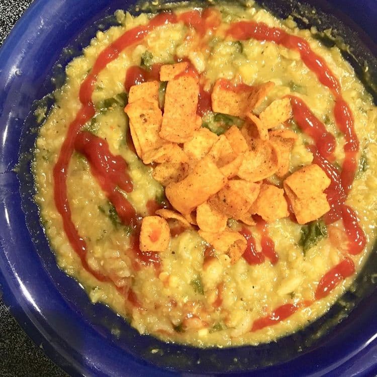 १. खिचडी, केचप आणि चिप्स