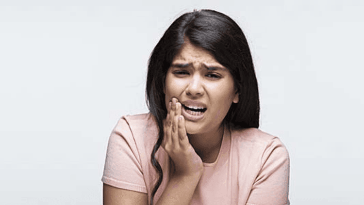 दातदुखी - या वेदनेपुढे आपण सगळेच शरण ! जाणून घ्या दात दुखण्याची कारणे, उपाय आणि घ्यावयाची काळजी