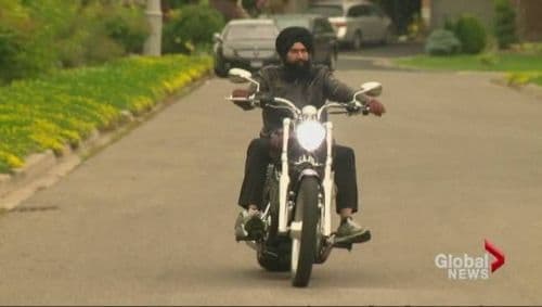 १०. शीख समुदायातील पगडी बांधणाऱ्या व्यक्तींना हेल्मेट घालणं सक्तीचं नाही. शिवाय जर तुमच्या कानाच्या भागात सर्जरी झाली असेल तर, तुम्हाला हेल्मेट घालणे बंधनकारक नाही.