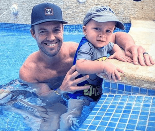 ३. याशिवाय पोहण्याचे तब्बल सहा शालेय विक्रम डीव्हिलियर्सच्या नावावर आहेत.