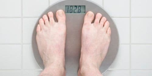 लठ्ठपणा - लठ्ठपणा मुळे सुद्धा पायांवर आणि विशेषतः टाचांवर ताण पडतो.