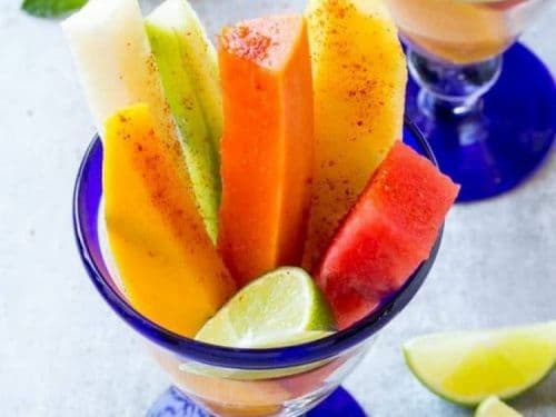 ९. लाल तिखट आणि फळे.