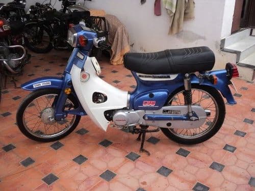 ४) बजाज एम 50