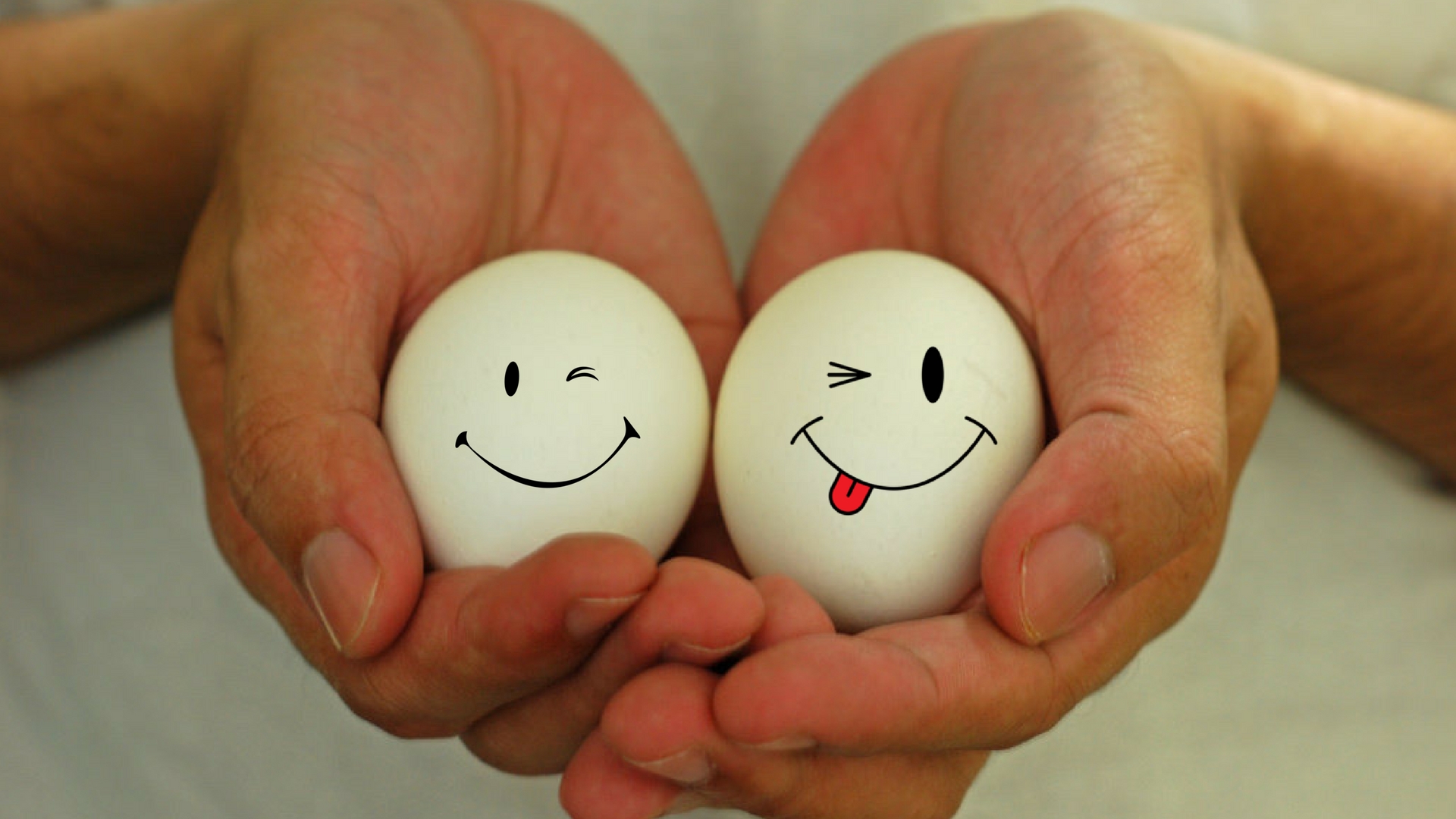 Помятое яйцо. Помятое яйцо. Десяток яиц. Помятое яйцо. Яйцо в руке.