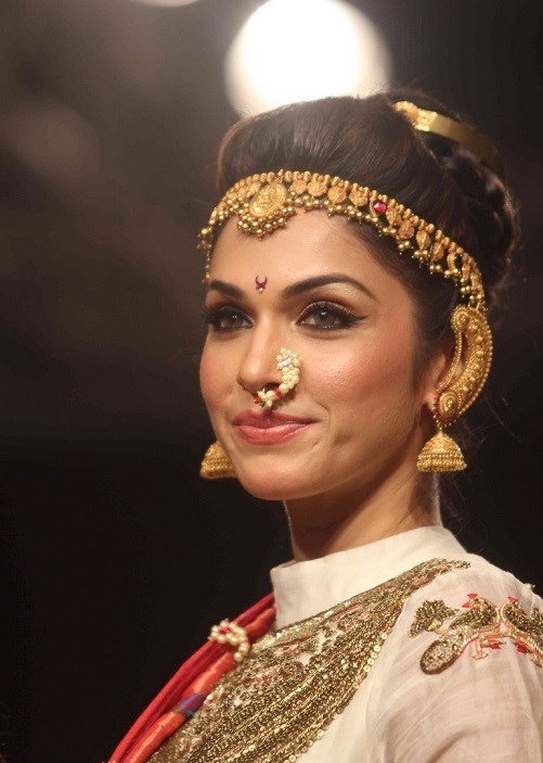 isha koppikar in kolhapuri saj Marathi jewellery