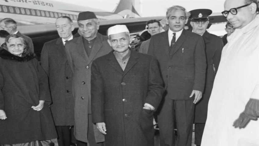 लाल बहादूर शास्त्री म्हटलं की आठवतो त्यांचा निगर्वी साधेपणा !